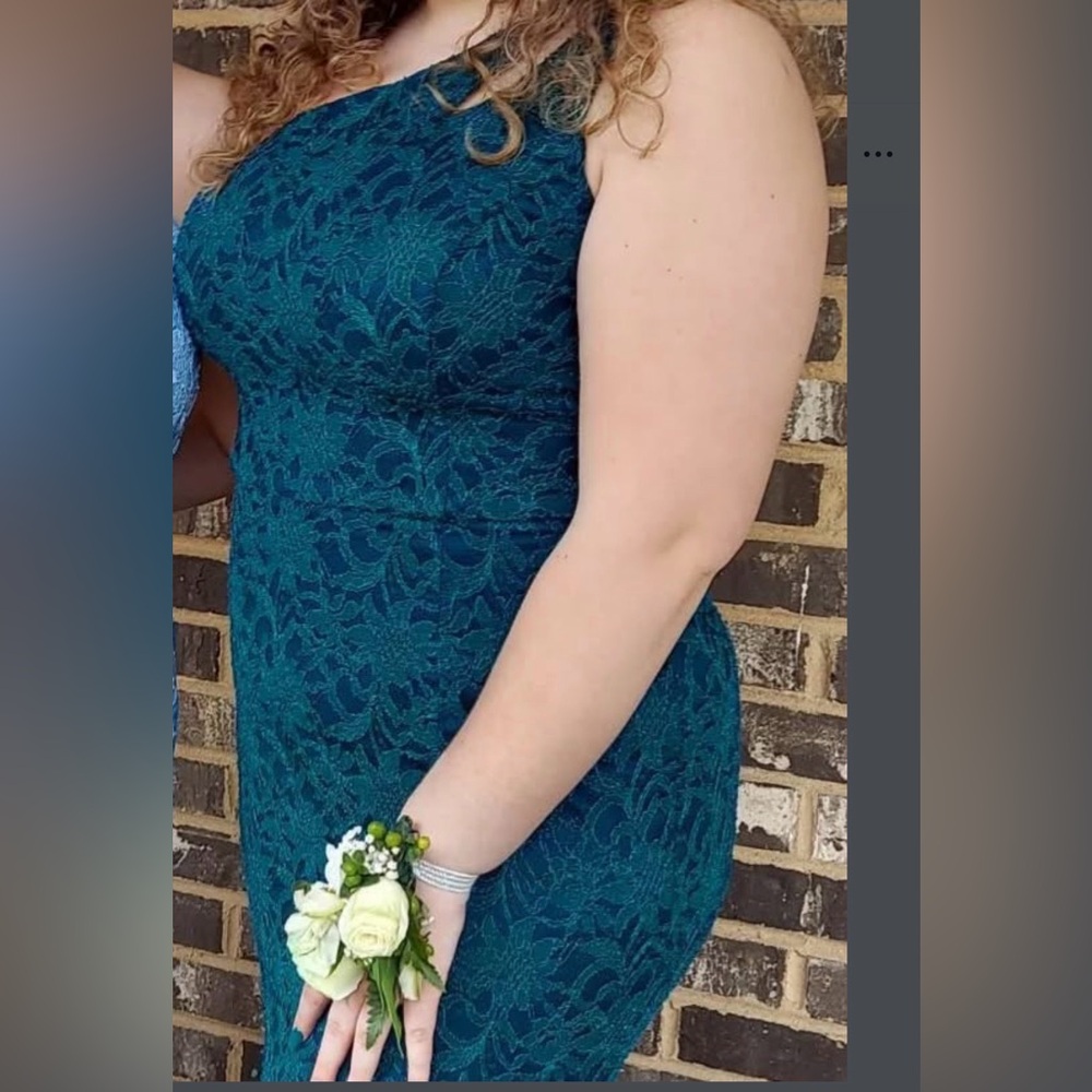 Elegant Emerald Green Lace Dress